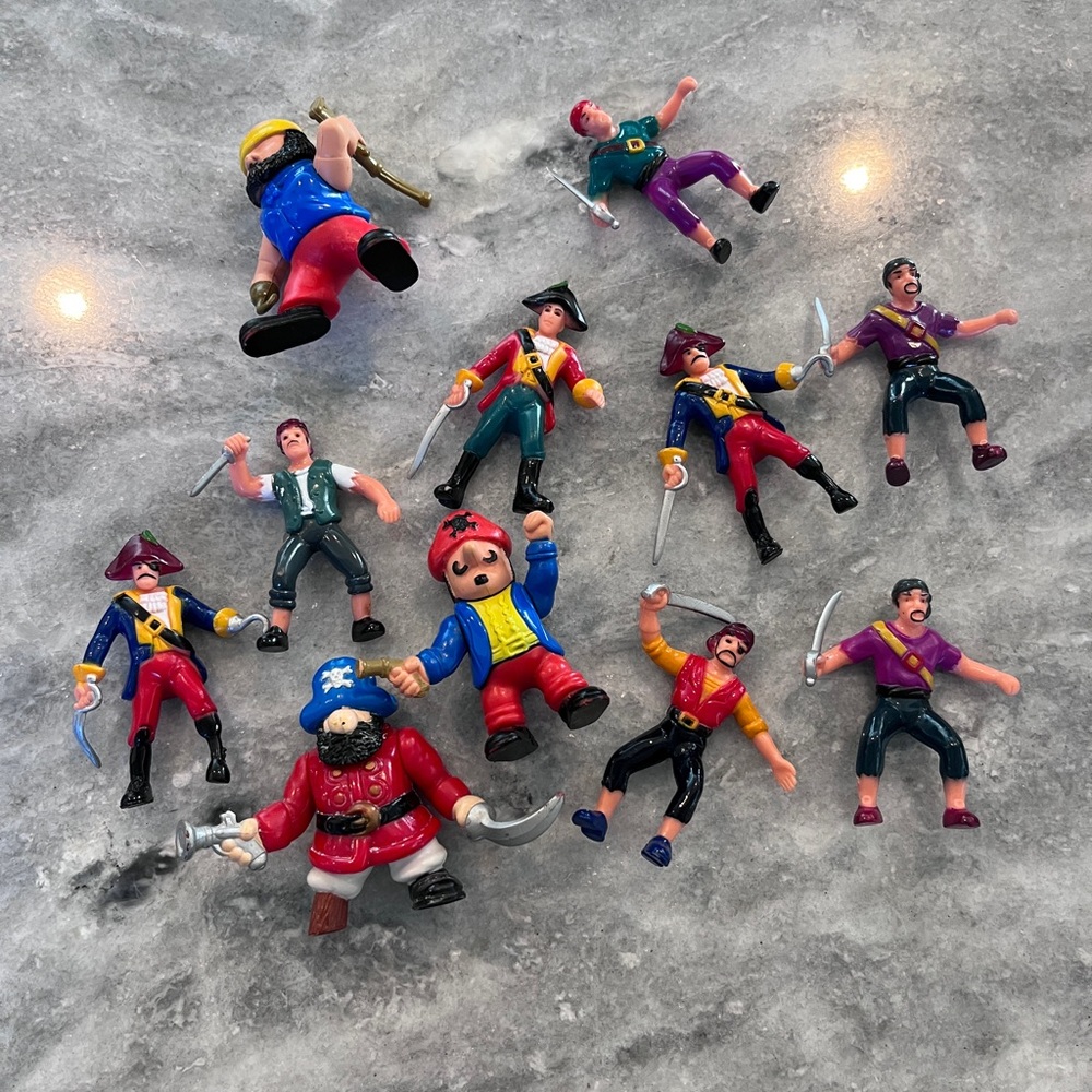 11 Pirate Figures for play
